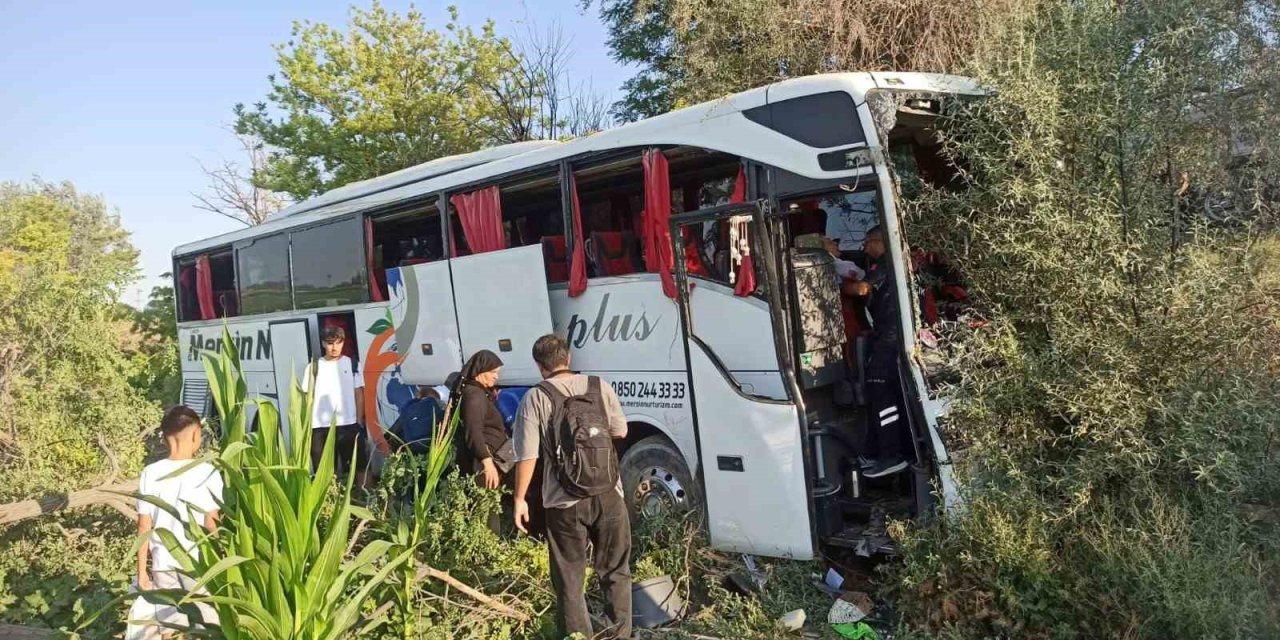 Konya’da Yolcu Otobüsü Yoldan Çıkarak Ağaçlara Çarptı: 7 Yaralı