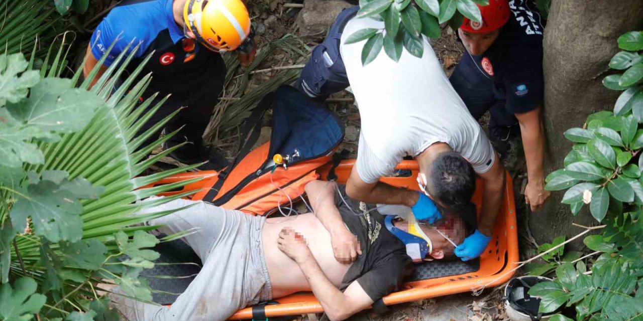 Kayalıklardan Düşüp Yaralanan Genci Kurtarmak İçin Ekipler Seferber Oldu
