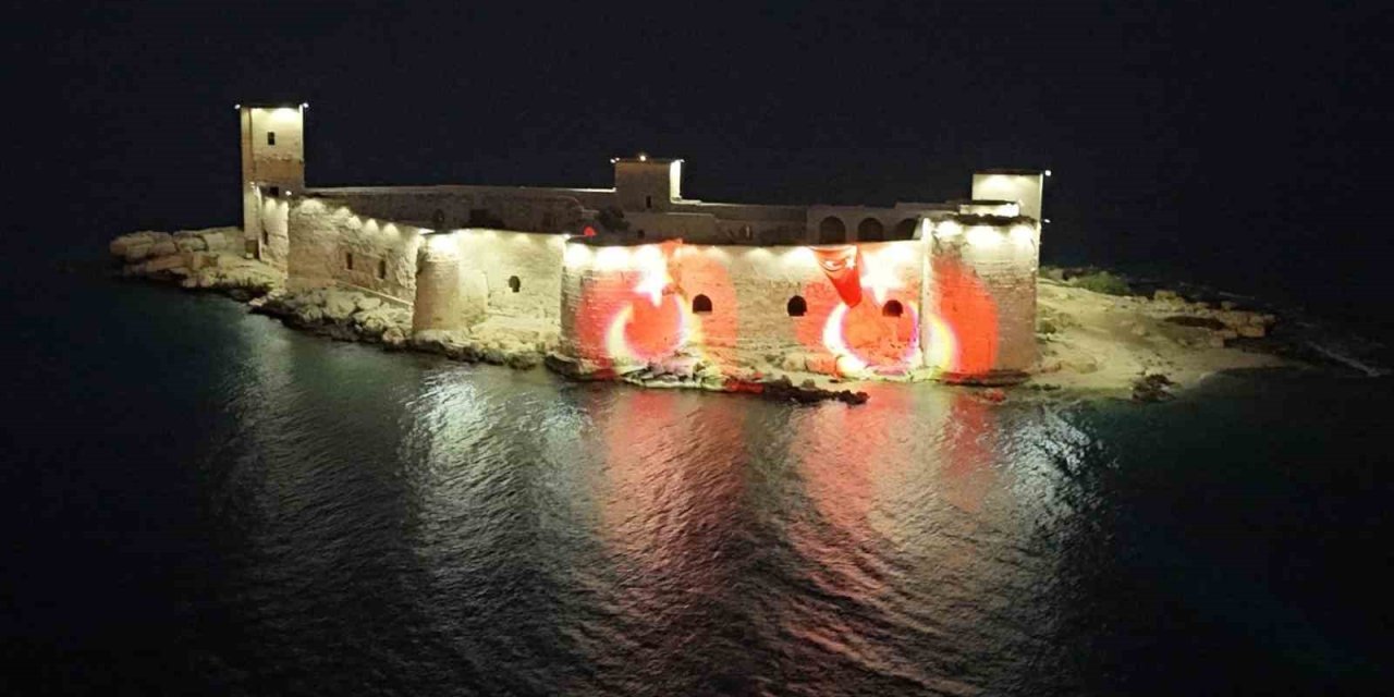 Mersin’in Simgesi Kızkalesi ’ay Yıldızla’ Aydınlandı