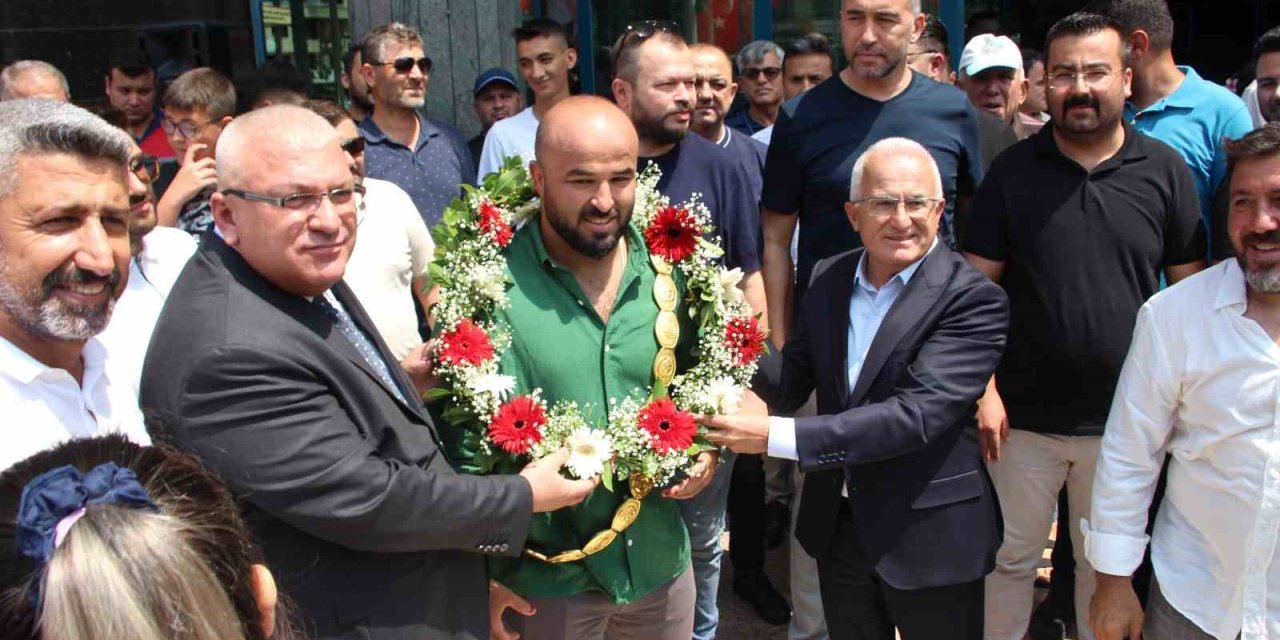 Kırkpınar Başpehlivanı Orhan Okulu Baba Ocağında Coşku İle Karşılandı