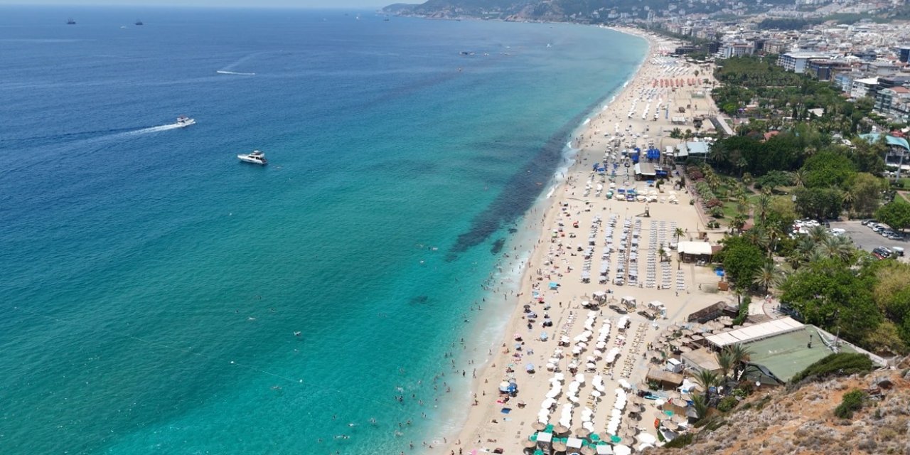 Alanya’da Serinlemek İsteyen Turistler Soluğu Kleopatra Plajı’nda Aldı