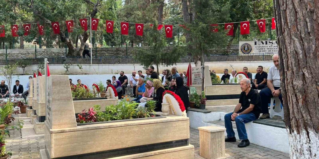 Alanya’da 15 Temmuz’da Şehitliğe Karanfil Bırakıldı