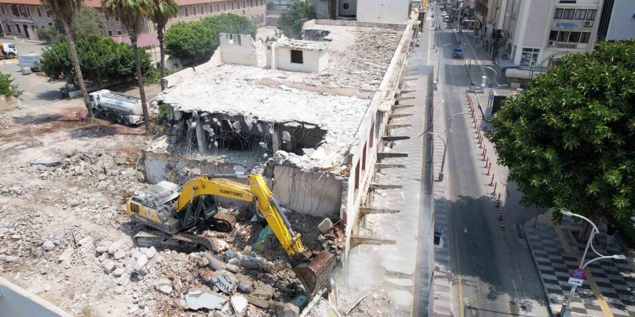 Mersin’de Eski Öğretmenevinin Yıkımı Gerçekleştirildi