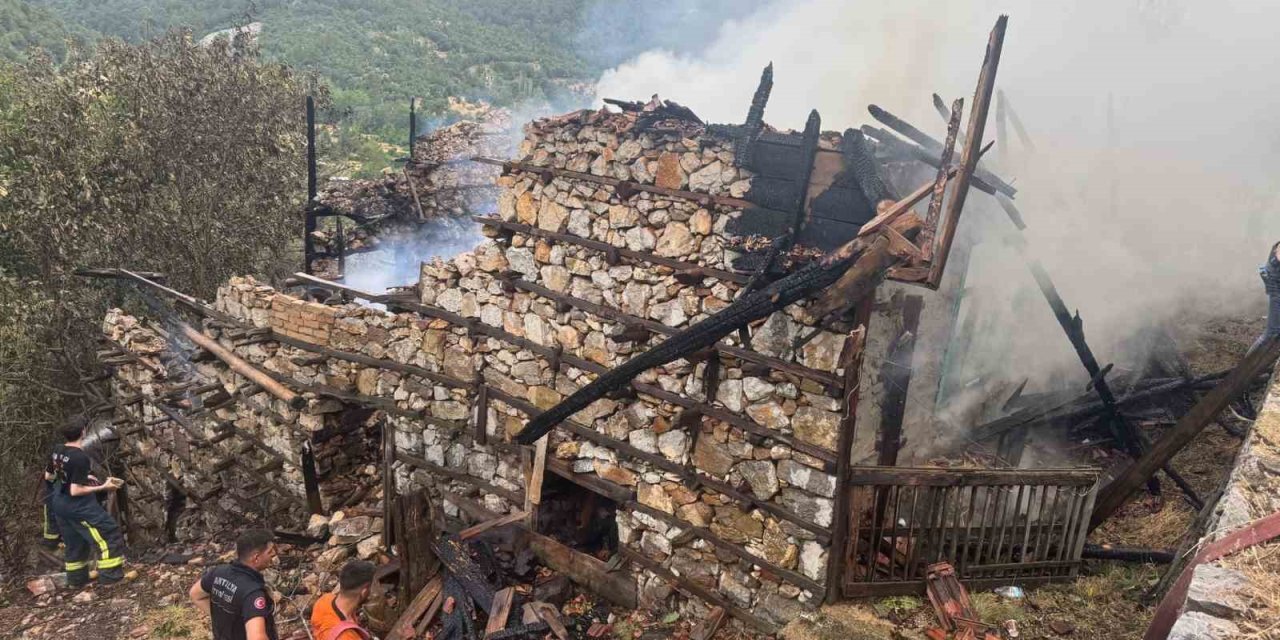 Anızda Çıkan Yangın Asırlık Düğmeli Evleri Küle Döndürdü