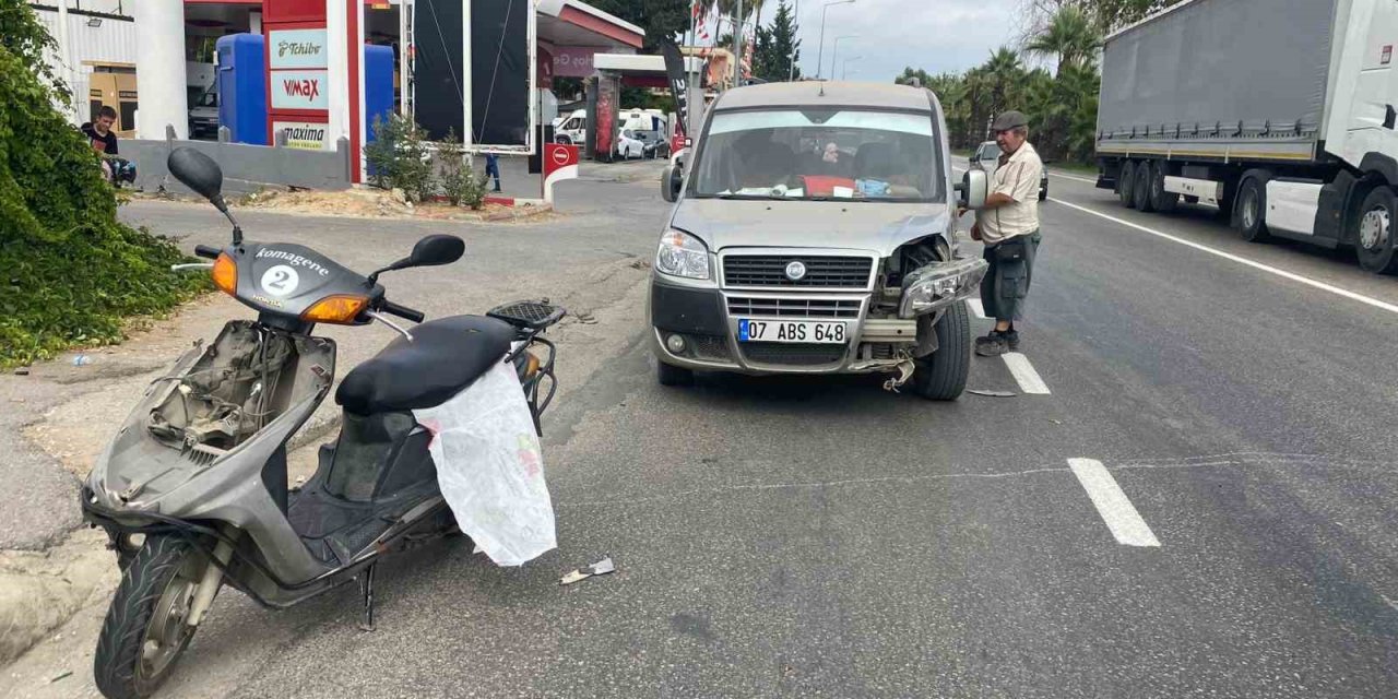 Antalya’da Hafif Ticari Araç İle Çarpışan Motosikletli Yaralandı