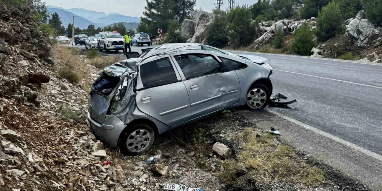 Akseki’de Otomobil Yoldan Çıkıp Kayalık Alana Çarptı: 5 Yaralı