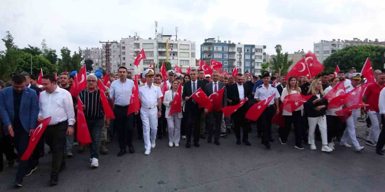 Mersin’de 15 Temmuz Anma Yürüyüşü Düzenlendi, Demokrasi Nöbeti Tutuldu