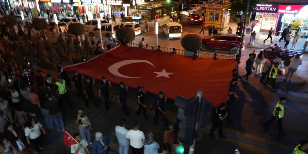 Niğde’de 15 Temmuz Fener Alayı Düzenlendi