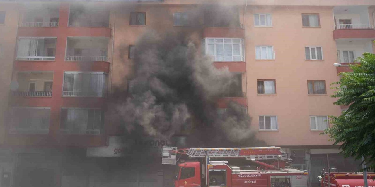 Niğde’de İş Yeri Deposunda Yangın