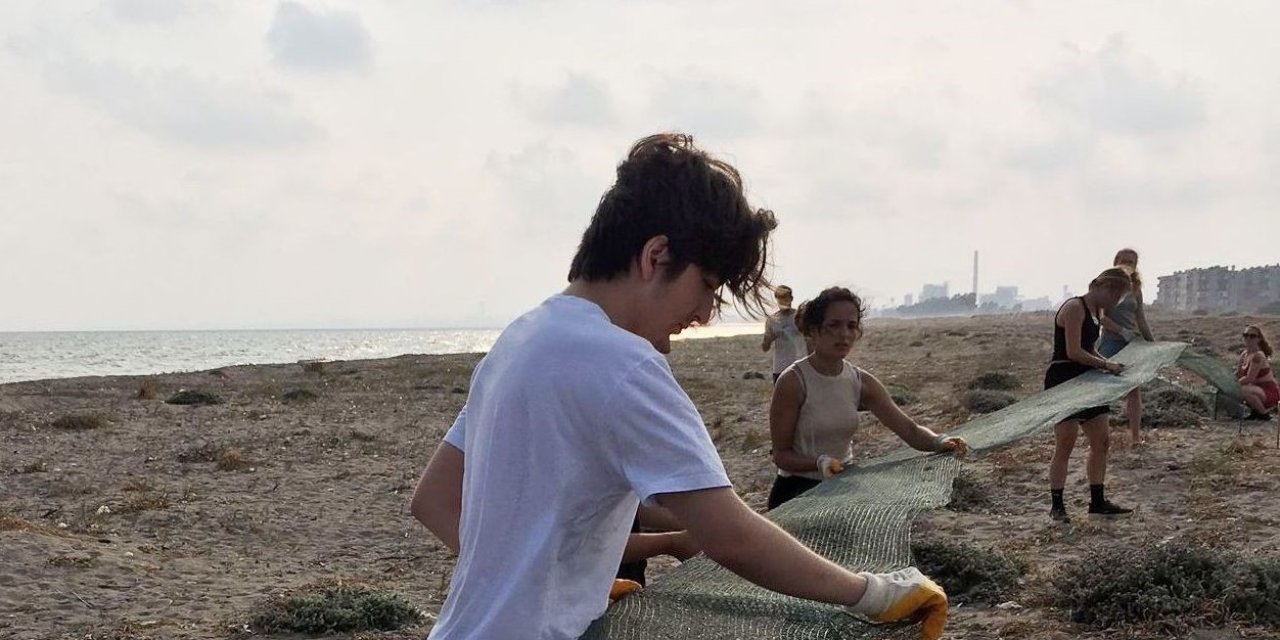 Gençler, Kaplumbağaları Korumak İçin Sahile File Çekiyor