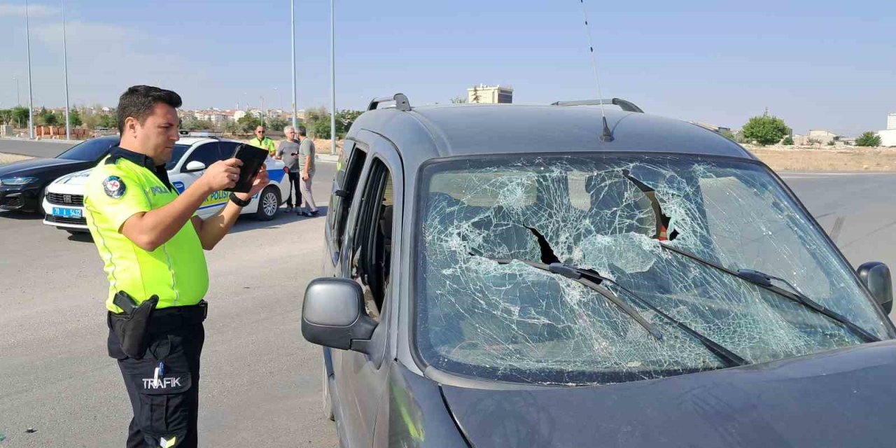 Karaman’da Otomobille Hafif Ticari Araç Çarpıştı: 1 Yaralı