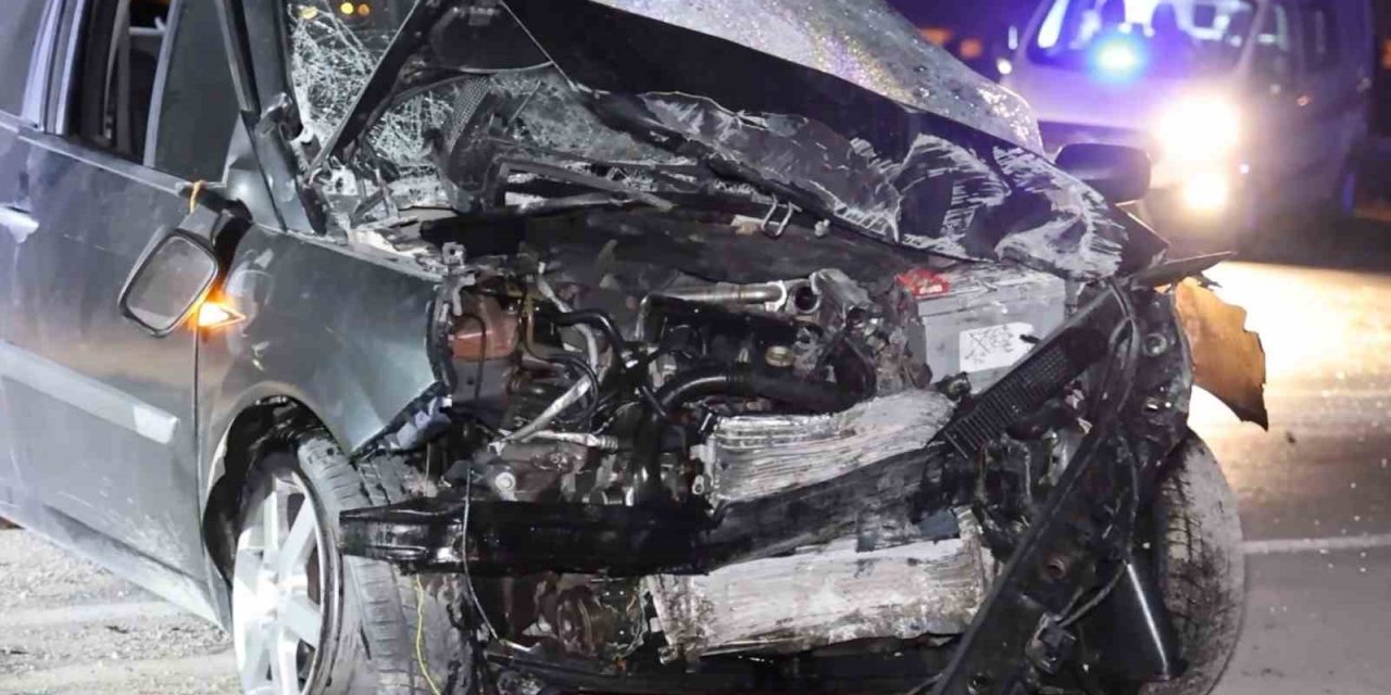 Kontrolden Çıkan Otomobil Duvara Çarpıp Yola Savruldu: 1 Ağır Yaralı