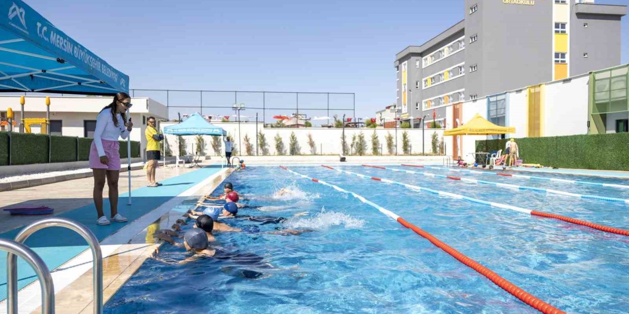 Mersin’de 7’den 70’e Herkes Eğlenerek Yüzme Öğreniyor