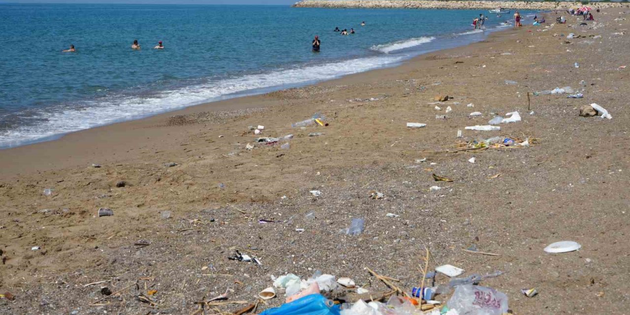 Çardaklardan Arındırılıp Özgürleştirilen  Kumköy Sahili Şimdi De Çöplerle Boğuşuyor