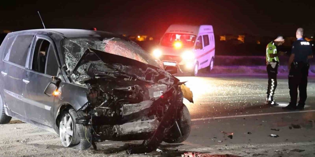 Duvara Çarpıp Yola Savrulan Otomobilin Sürücüsü Kurtarılamadı