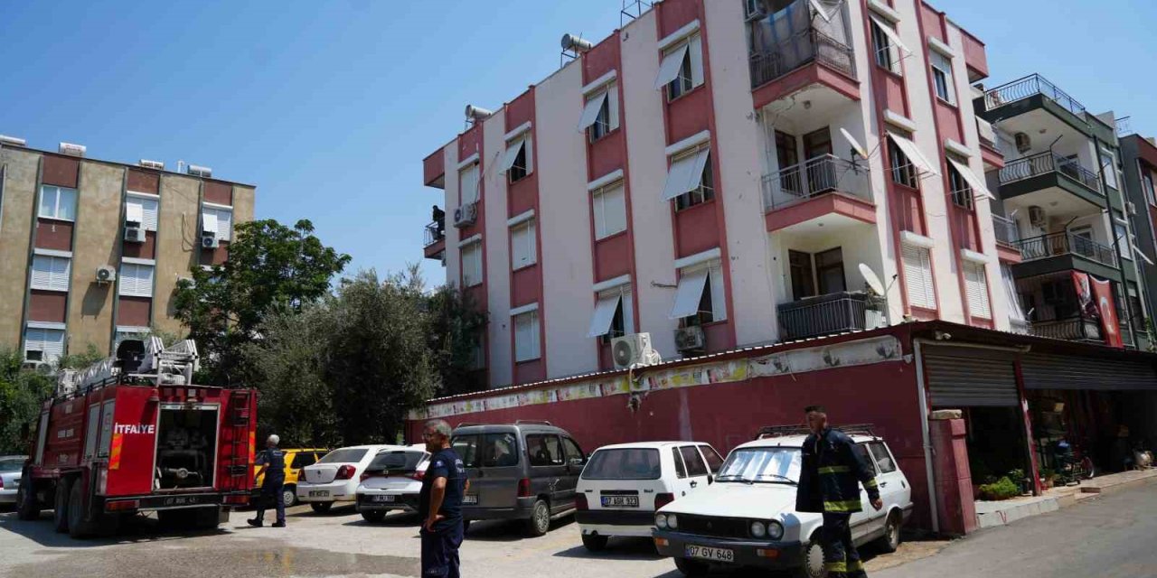 Antalya’da Apartman Dairesinde Yangın Korkuttu
