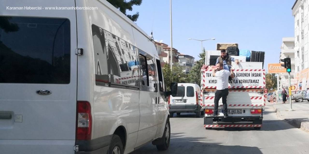 Kamyonet Kasasında Asılı Tehlikeli Yolculuk Yürekleri Ağza Getirdi