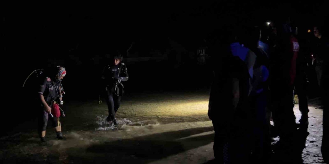 Irmağa Kaçan Topu Almak İsterken Akıntıya Kapılan Lise Öğrencisi Gözlerden Kayboldu