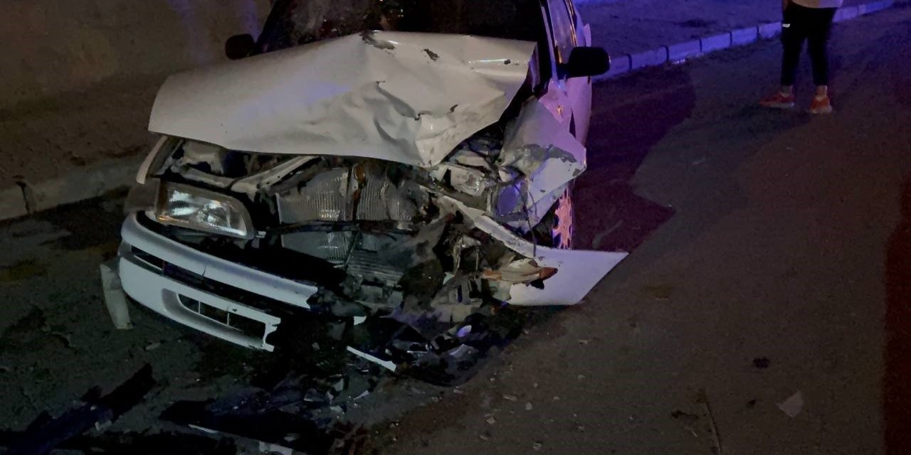 Otomobiller Kafa Kafaya Çarpıştı: 3’ü Çocuk 6 Yaralı