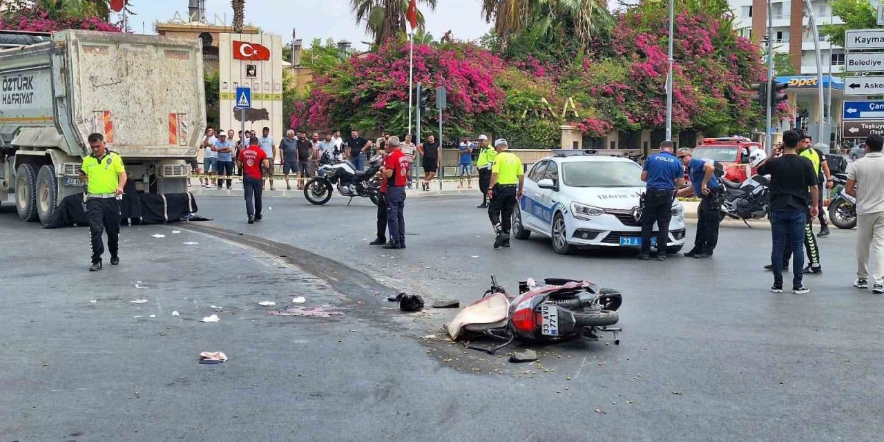 Tarsus’ta Kamyon İle Motosiklet Çarpıştı: 1 Ölü, 1 Yaralı