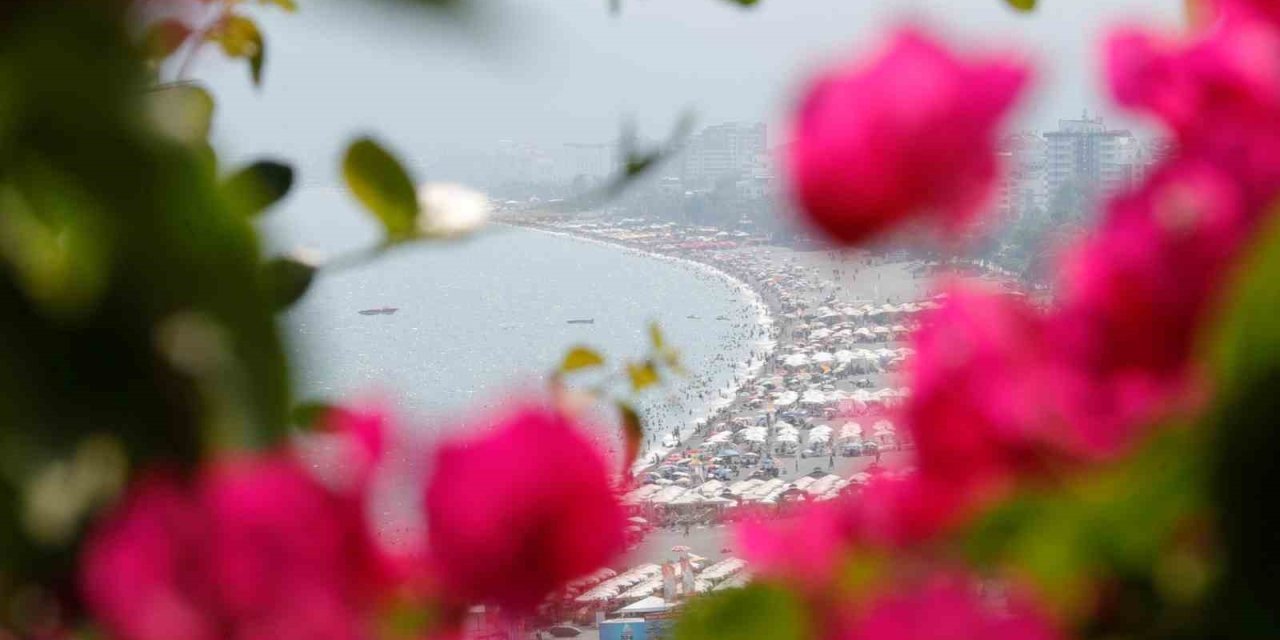 Antalya’da Sıcaktan Bunalanlar Sahile Akın Etti