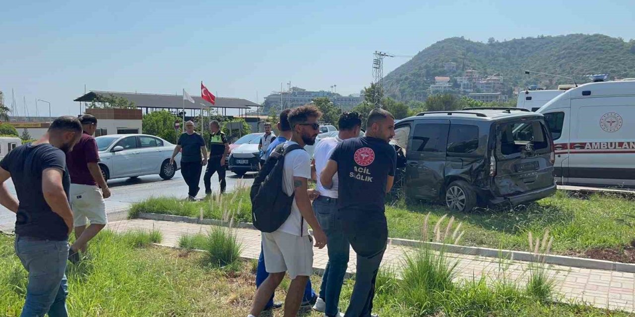 Tur Minibüsü İle Hafif Ticari Araç Çarpıştı: 2 Yaralı