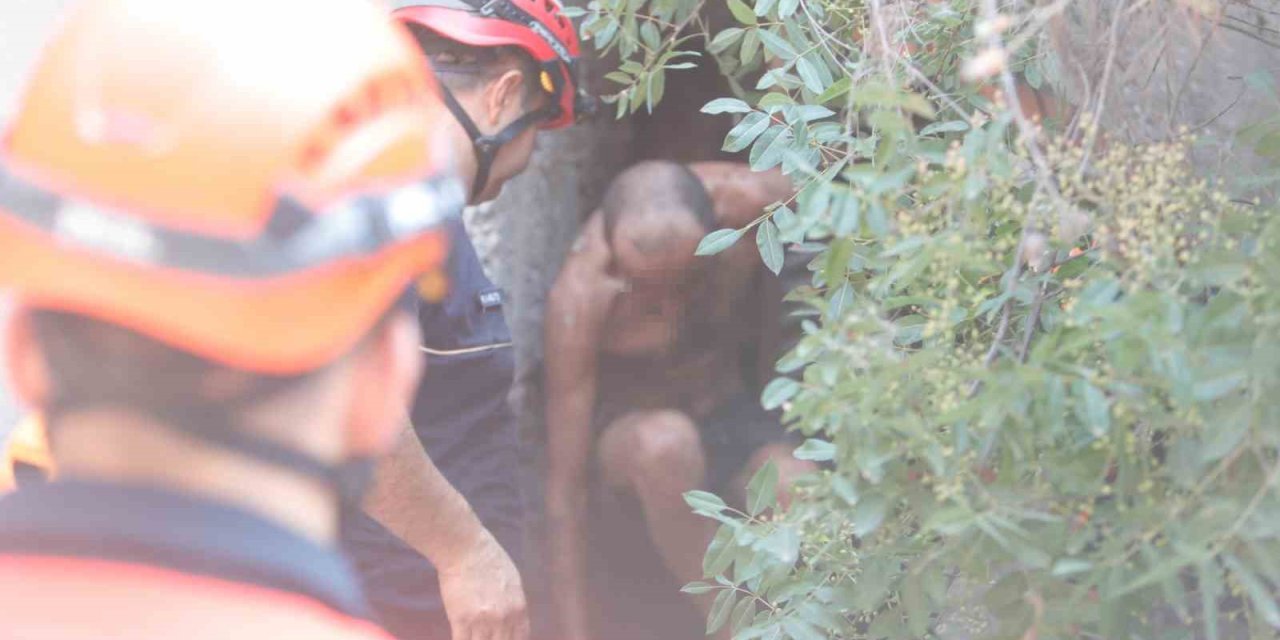 15 Metreden Yuvarlanıp İki Kaya Arasındaki Oyuğa Düştü, Operasyonla Kurtarıldı