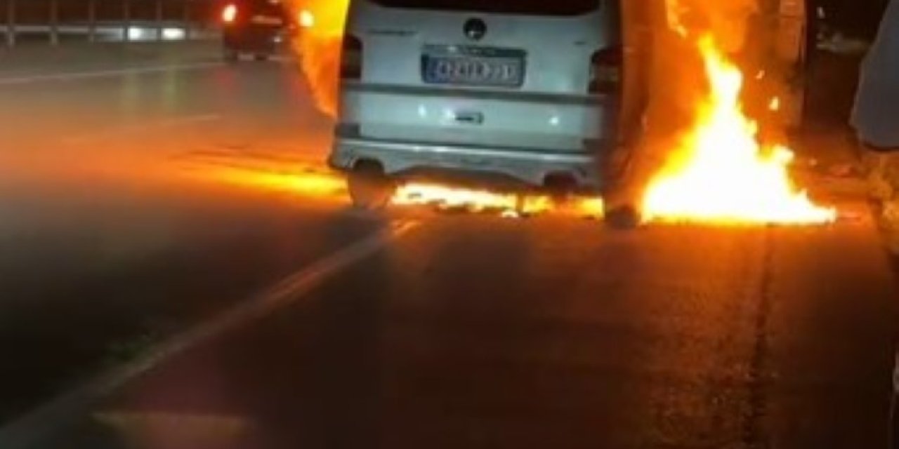 Arızalanan Minibüs Alevlere Teslim Oldu