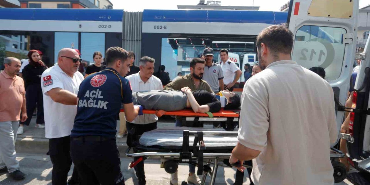 Tramvayın Çarptığı Genç Kız Yaralandı