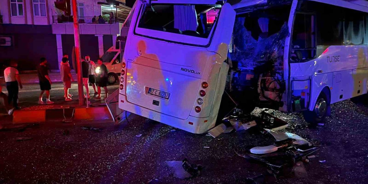 Antalya’da 3 Midibüs Birbirine Girdi, Ortalık Savaş Alanına Döndü: 6 Yaralı