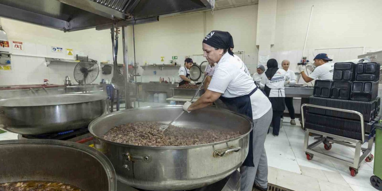 Mersin’de Her Gün Bin 900 Haneye Sıcak Yemek Ulaştırılıyor
