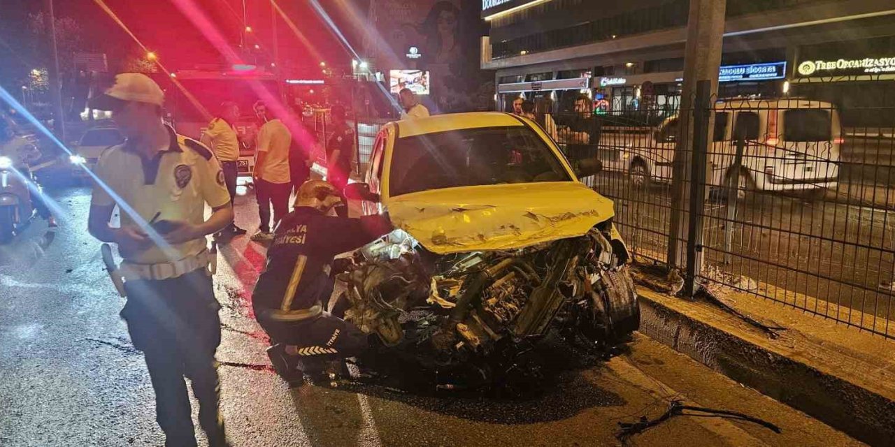 Refüjdeki Bariyerlere Çarpıp Hurdaya Dönen Araçtan Burnu Bile Kanamadan Çıktı