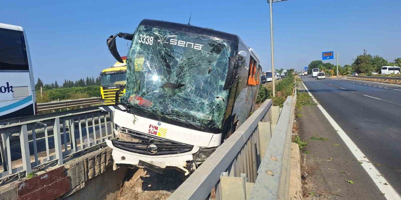 Antalya’da Kaza Yapan Tur Otobüsü, Köprüden Düşmek Üzereyken Durabildi