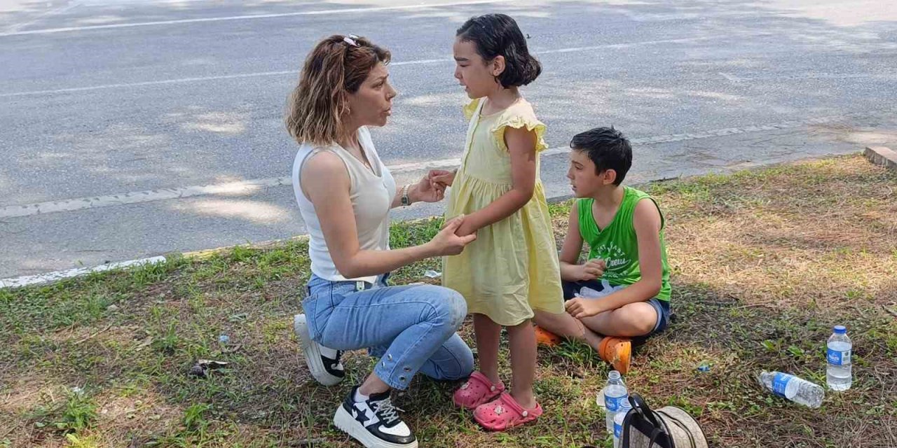 Arabasını Kenara Çekerek Babaları İçin Ağlayan Çocukları Sakinleştirdi
