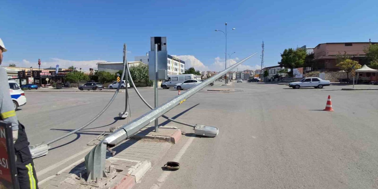 Karaman’da Aydınlatma Direğini Deviren Araç Kaçtı