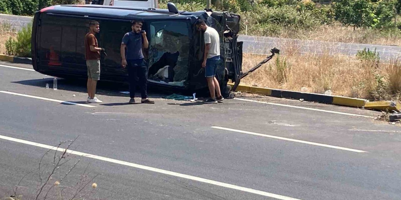 Alanya’da Karşı Şeride Geçen Hafif Ticari Araç Ticari Taksiyle Çarpıştı: 1 Yaralı