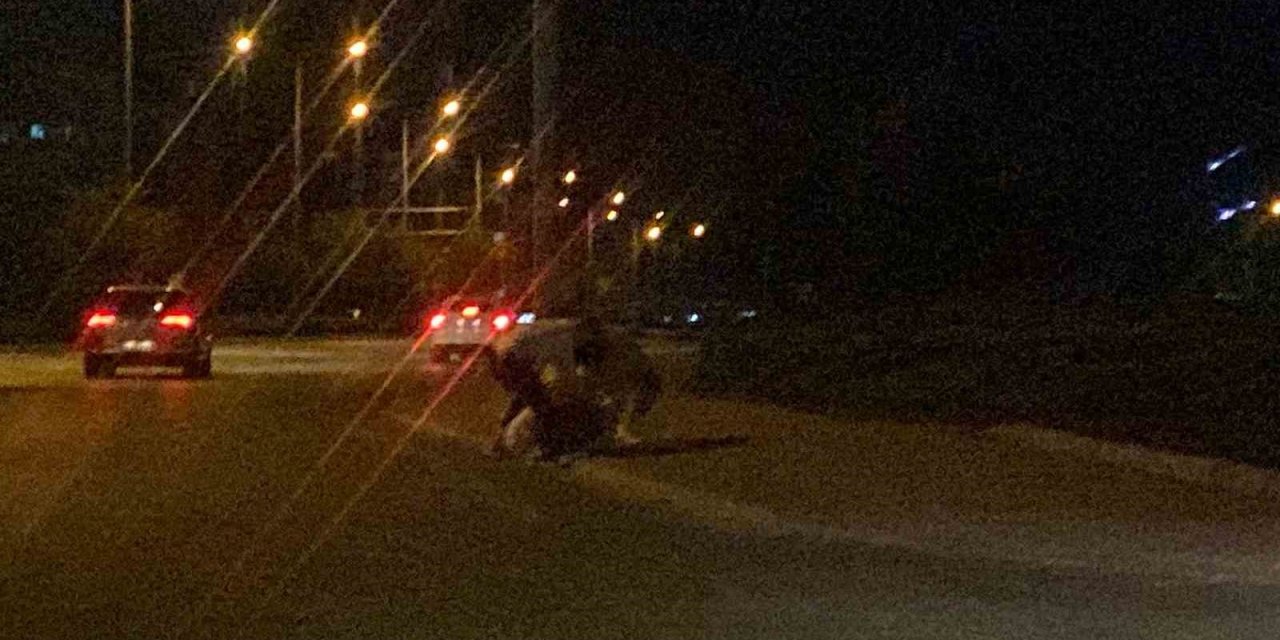 Konya’da Yol Kenarında 3 Gencin Tekme Tokat Kavgası Kamerada