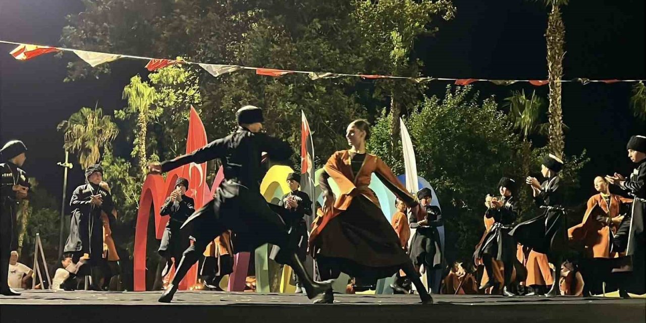 Kemer’de Gürcü Dans Topluluğunun Gösterisi İzleyenleri Hayran Bıraktı