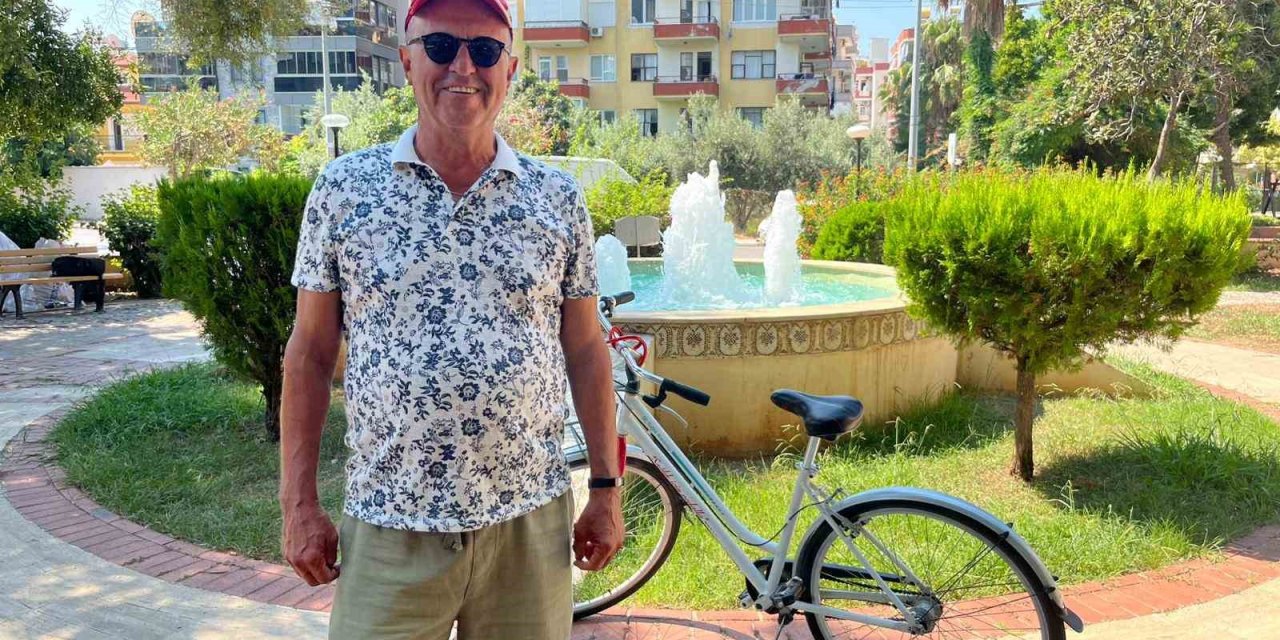 Bisikletiyle Şarkı Söyleyerek Gittiği Sahilde Hırsızların Kurbanı Olmuştu, Gelen Hediyeyle Tekrar Şarkı Söylemeye Başladı