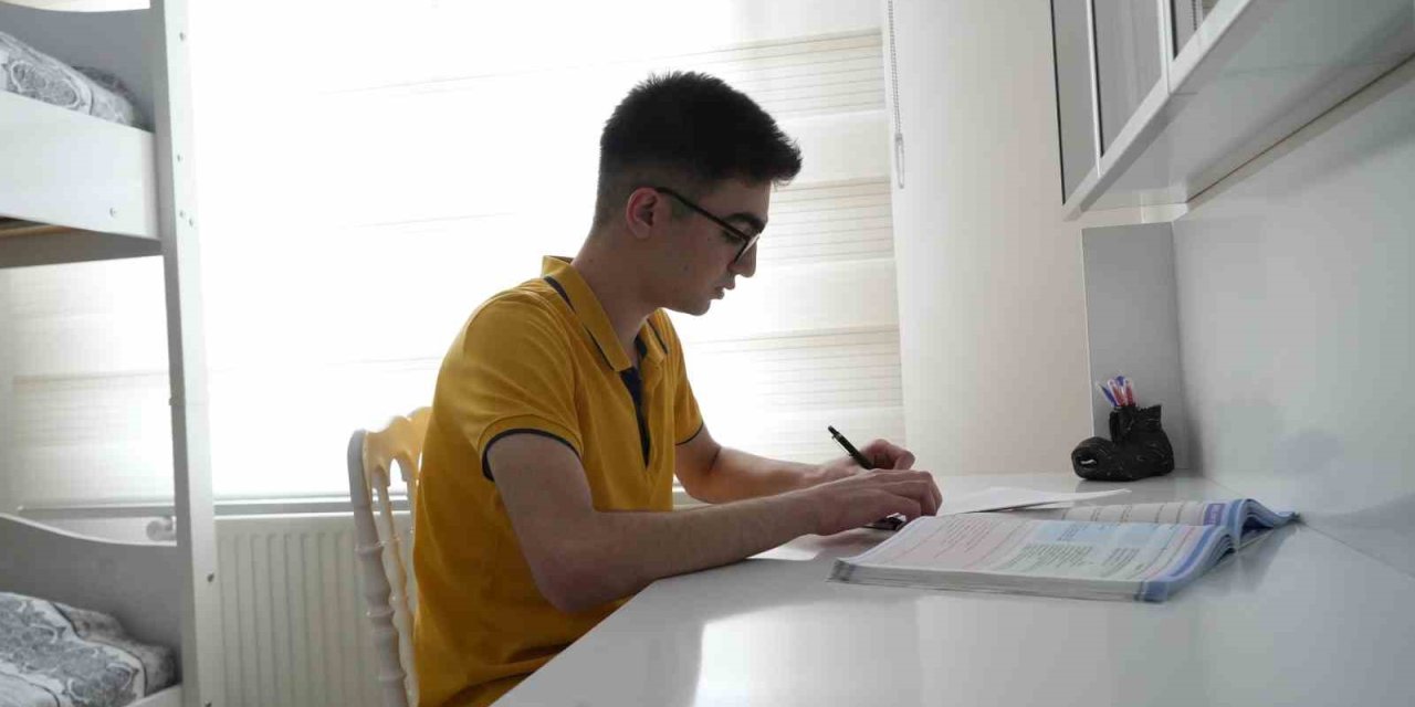 Telefonu Bıraktı, Planlı Çalıştı: Yks’de Derece Elde Etti