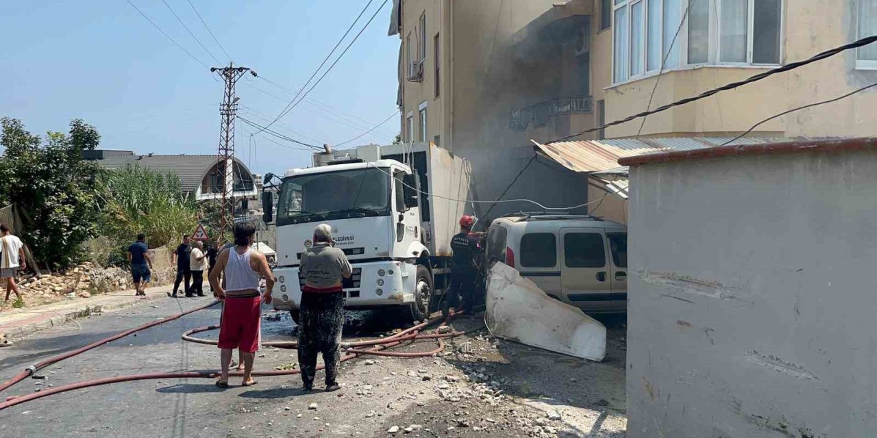 Antalya’da Freni Boşalan Çöp Kamyonu 2 Aracı Ezdi