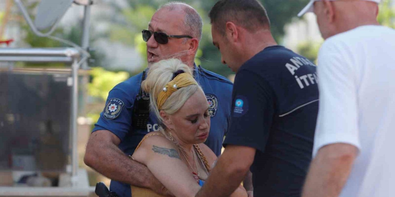 Yanan Evini Gören Kadın Baygınlık Geçirdi, Kedisi Oksijen Maskesiyle Kurtarıldı