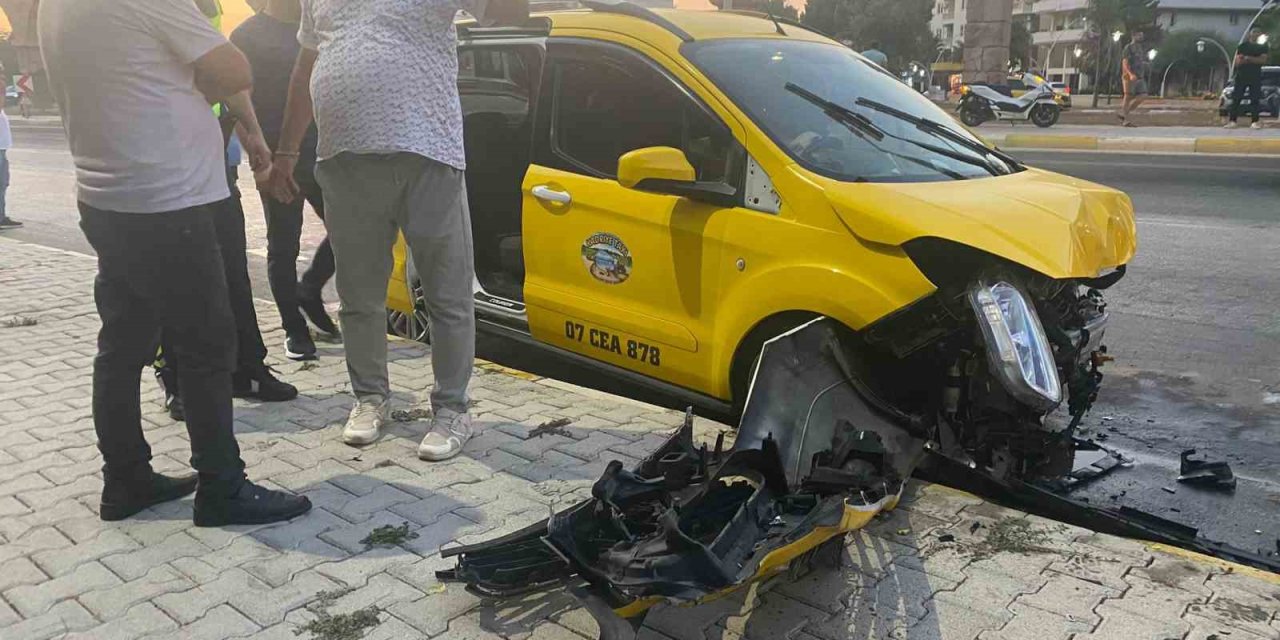 Antalya’da Ticari Taksi İle Otomobil Çarpıştı: 5’i Turist 7 Yaralı