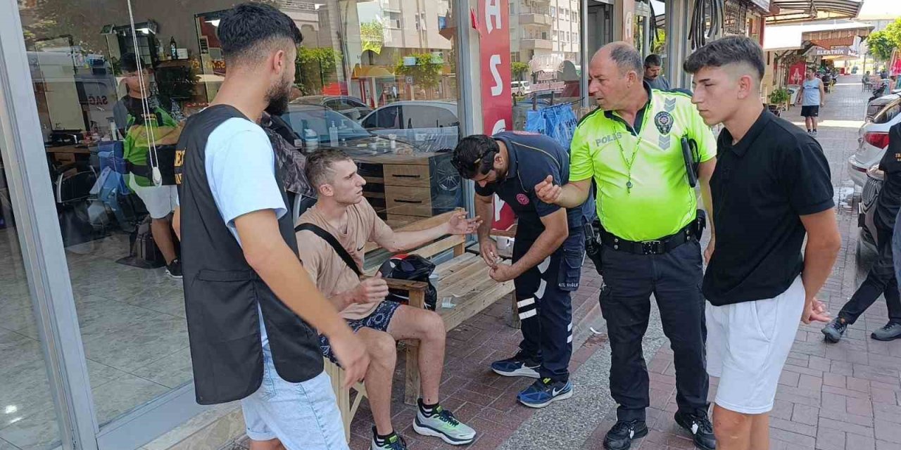 Annesinin Elini Bırakıp Yola Fırlayan Küçük Çocuğa Motosiklet Çarptı