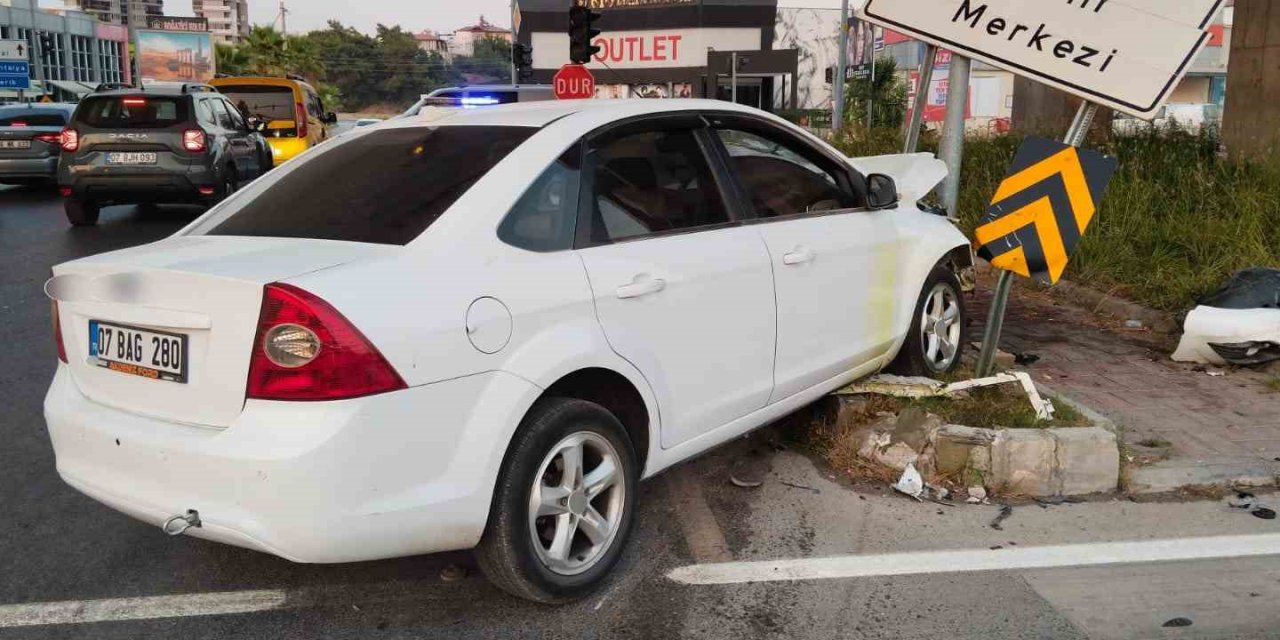 Manavgat’ta İki Otomobil Kavşakta Çarpıştı: 1 Yaralı