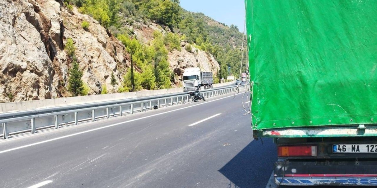 Kamyonete Arkadan Çarpan Motosikletli Yaralandı