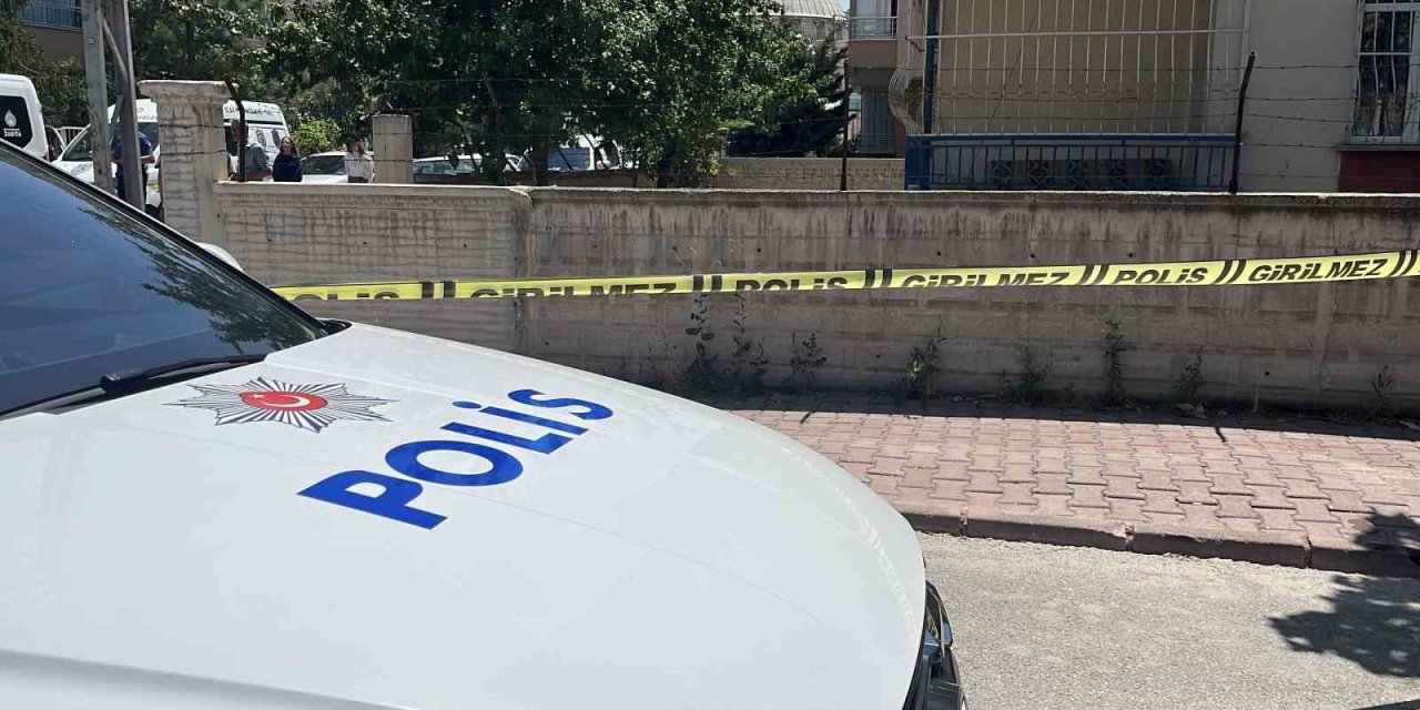 Boşanma Aşamasındaki Eşini Bıçakladı