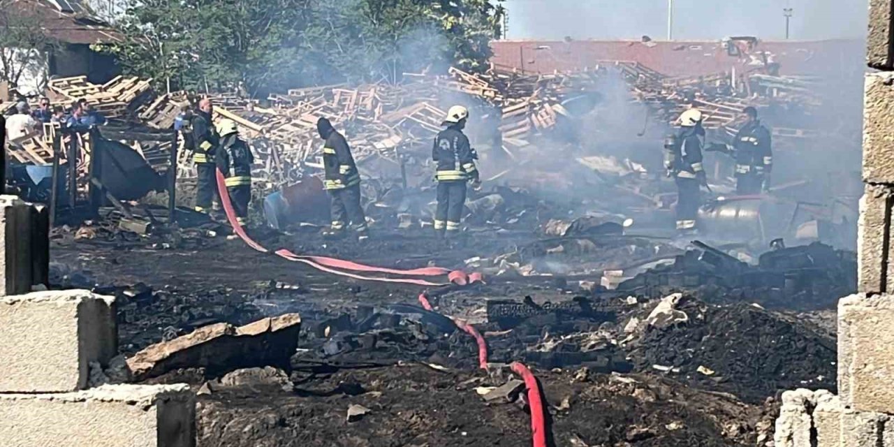 Konya’da İş Yerinde Çıkan Yangın Bahçedeki Tahta Paletlere Sıçradı