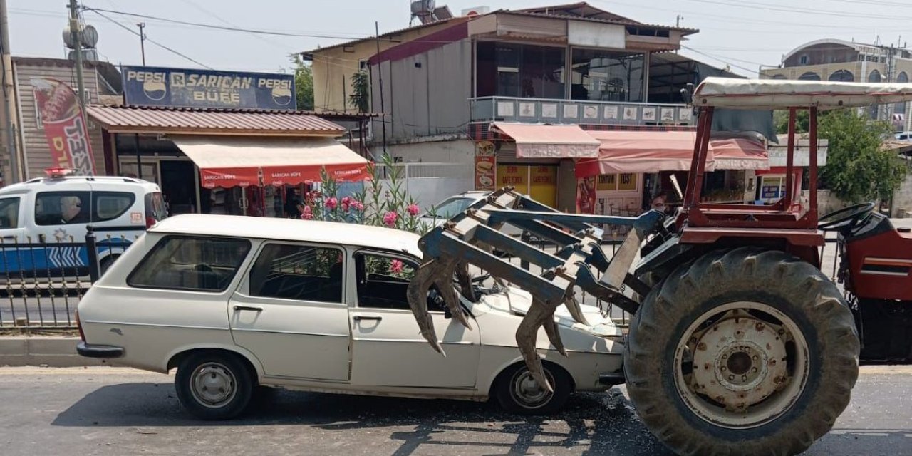 Tarsus’ta Otomobil Traktöre Arkadan Çarptı: 2 Yaralı