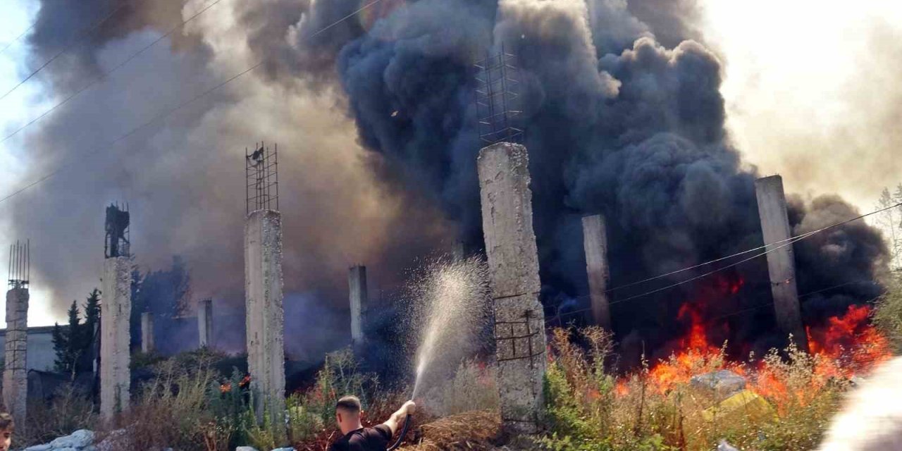 Antalya’da Bir Ev Ve Depo Alevlerin Arasında Kaldı